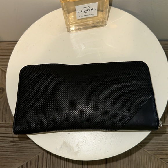 Sold Bottega Veneta Black Lambskin Leather Zip Around Wallet EUC - Picture 3 of 10